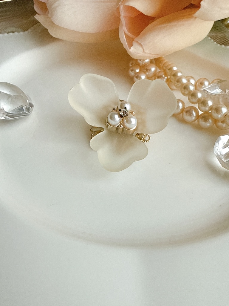 ホワイトの大きなお花ブローチ