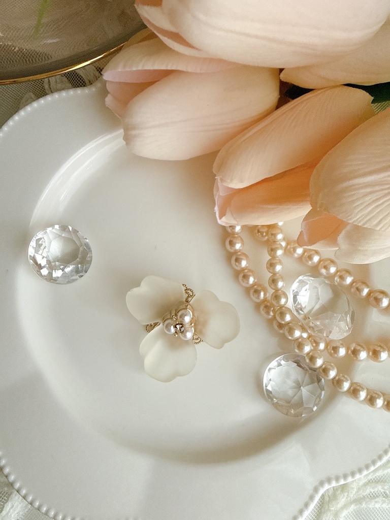 ホワイトの大きなお花ブローチ