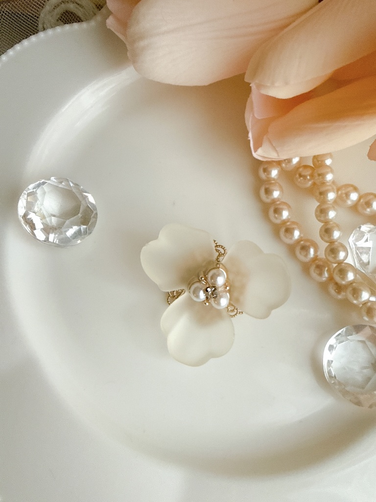 ホワイトの大きなお花ブローチ