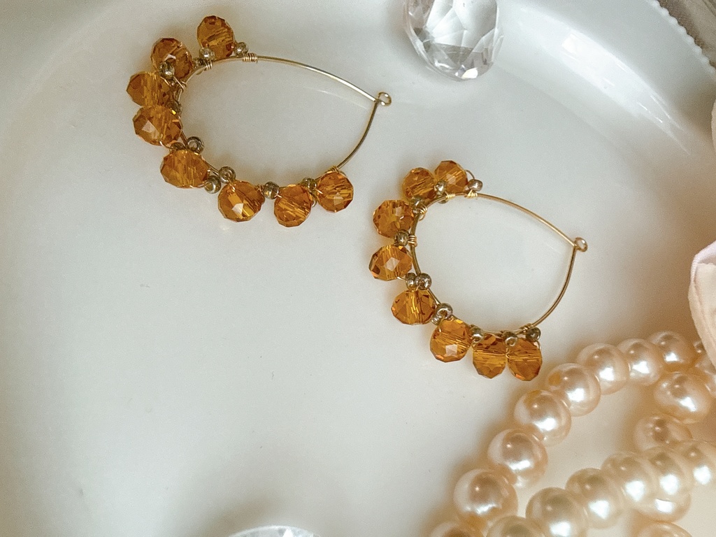 揺れるべっ甲カラーの耳飾り