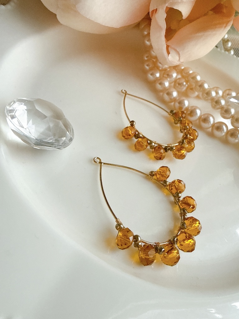 揺れるべっ甲カラーの耳飾り