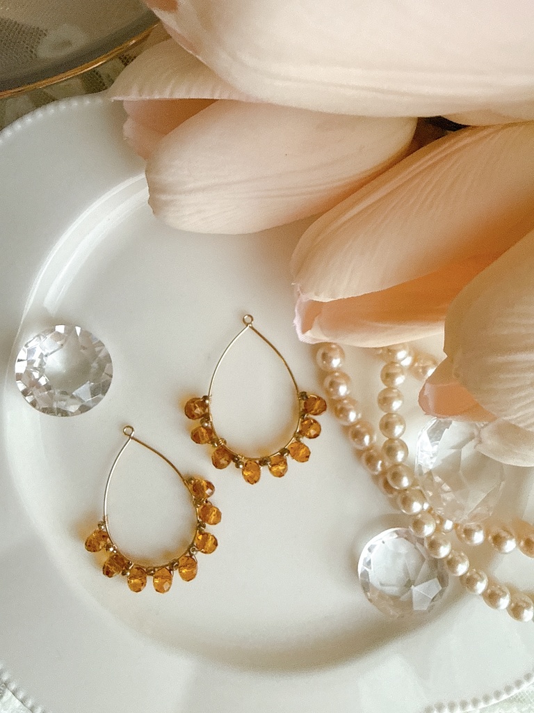 揺れるべっ甲カラーの耳飾り