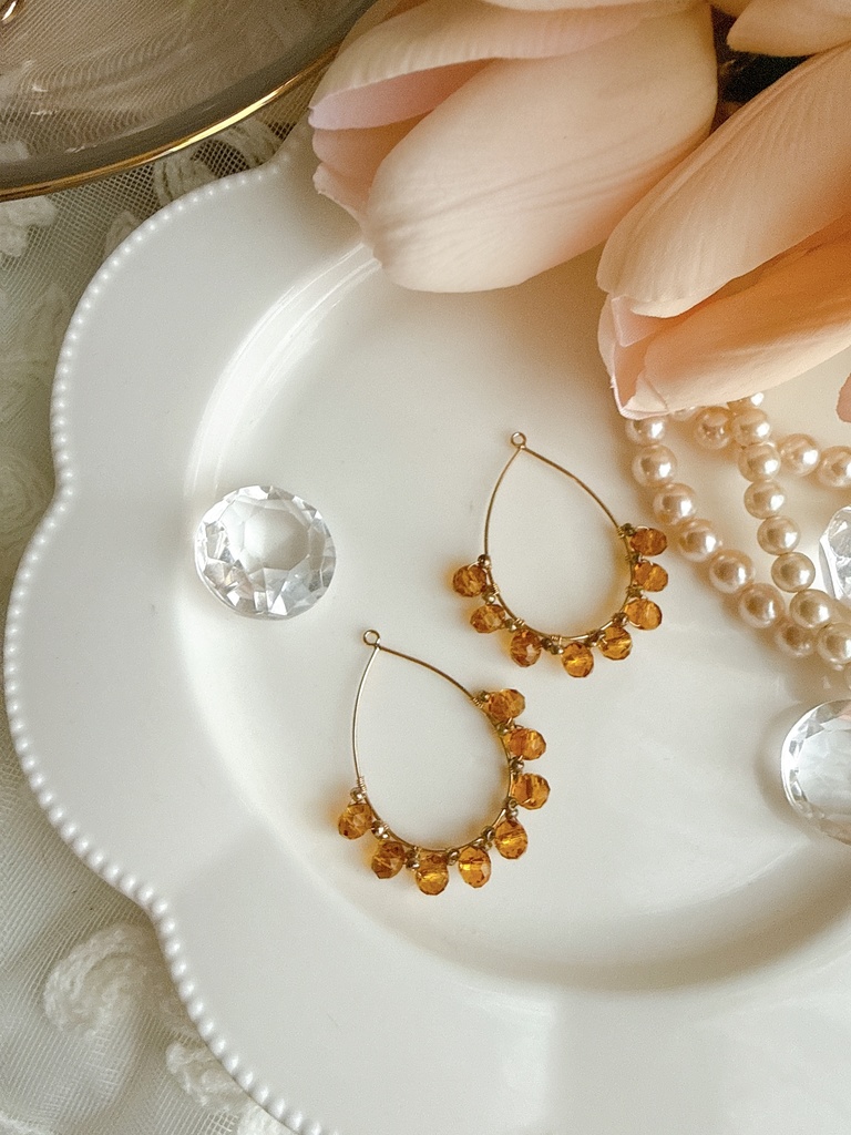 揺れるべっ甲カラーの耳飾り