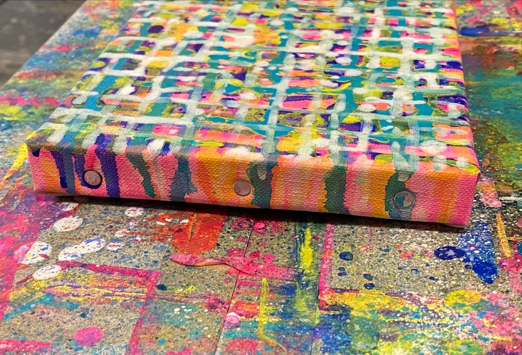 ピンクの地に格子