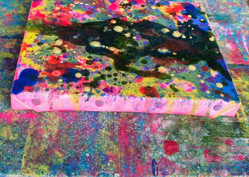 ピンクや青の斑点の上に大きなたらし込み