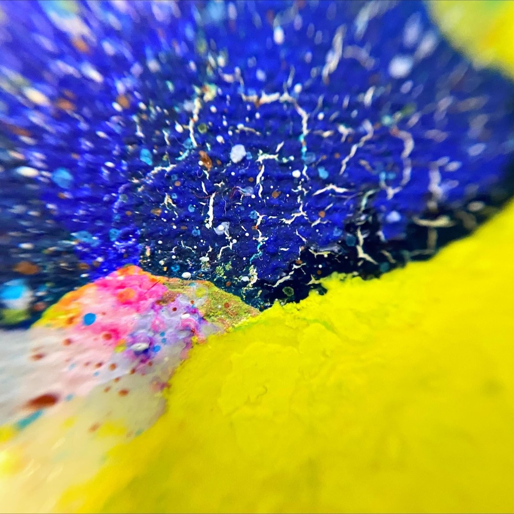 青い地に黄色いツヤのたらしこみ