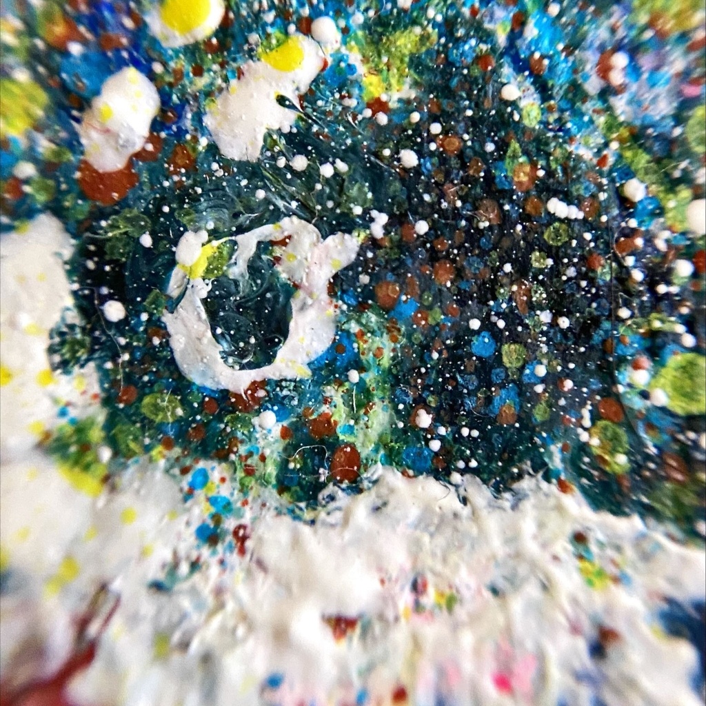 タンスの上に猫がいる風景