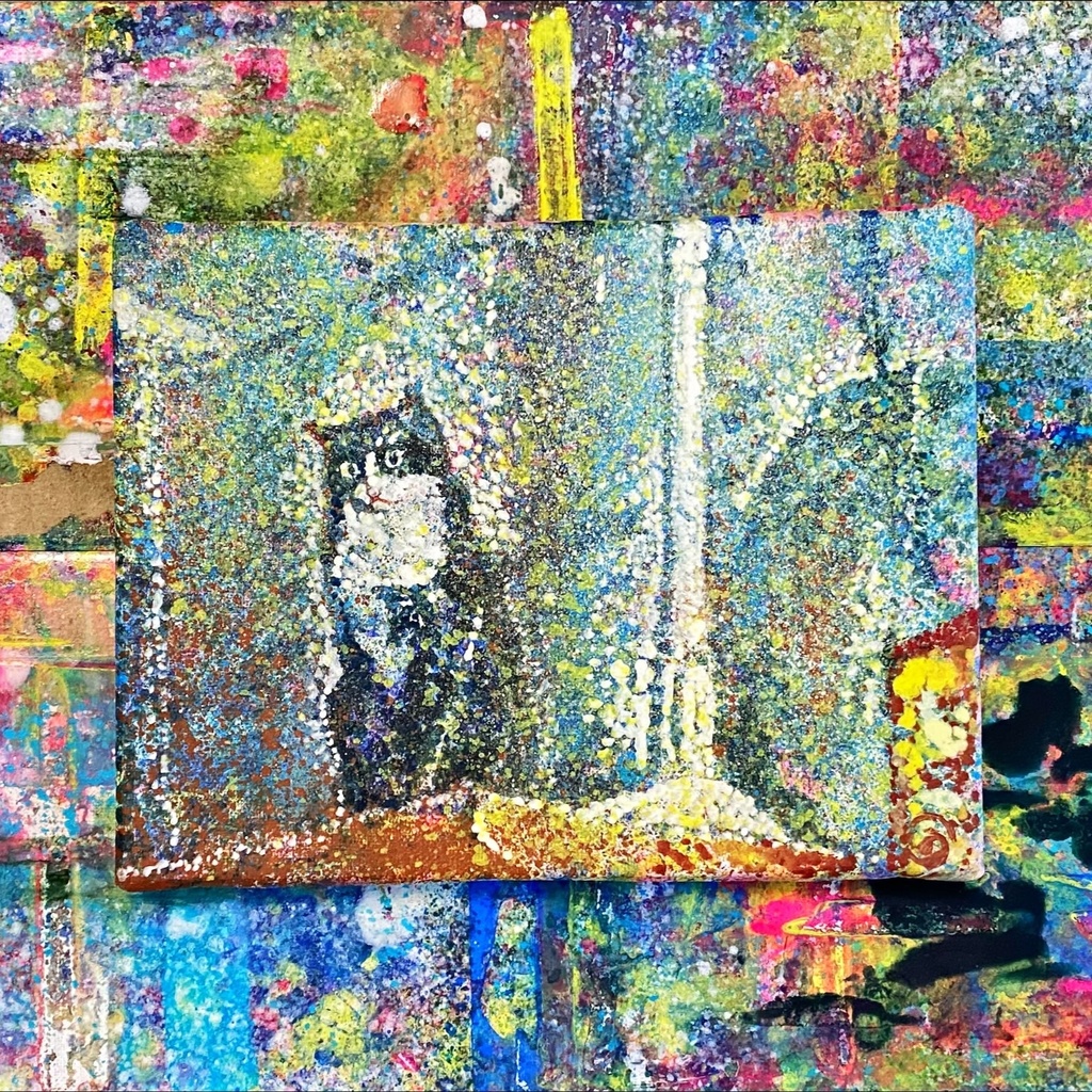 タンスの上に猫がいる風景