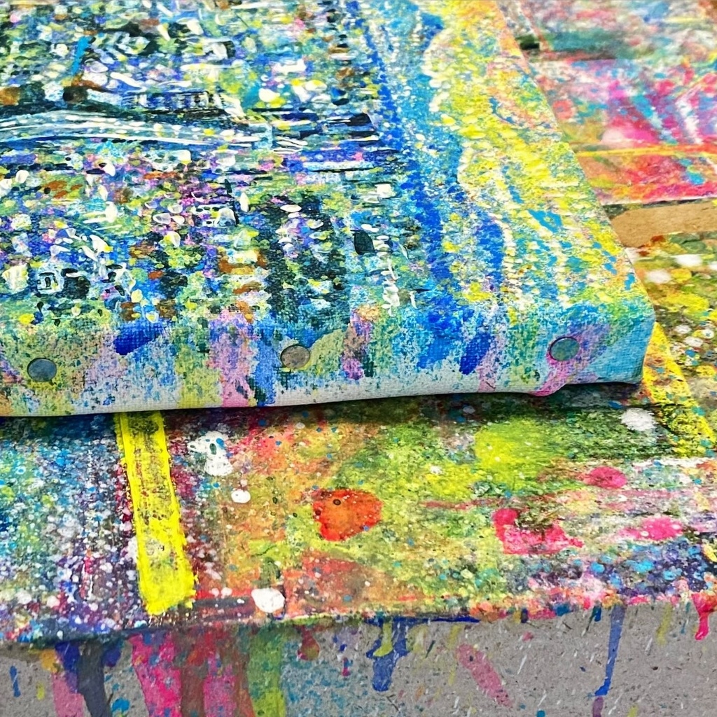 山につながる都会の道