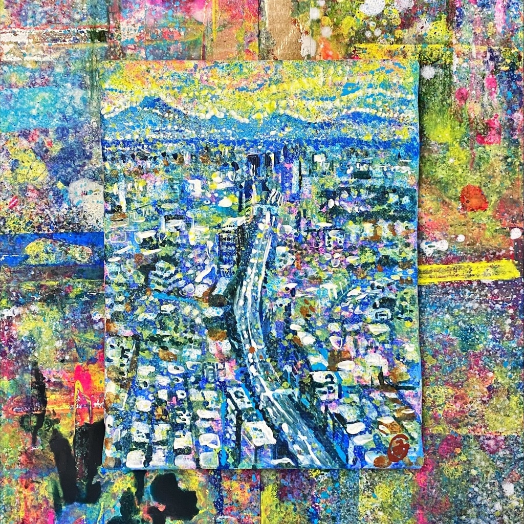 山につながる都会の道