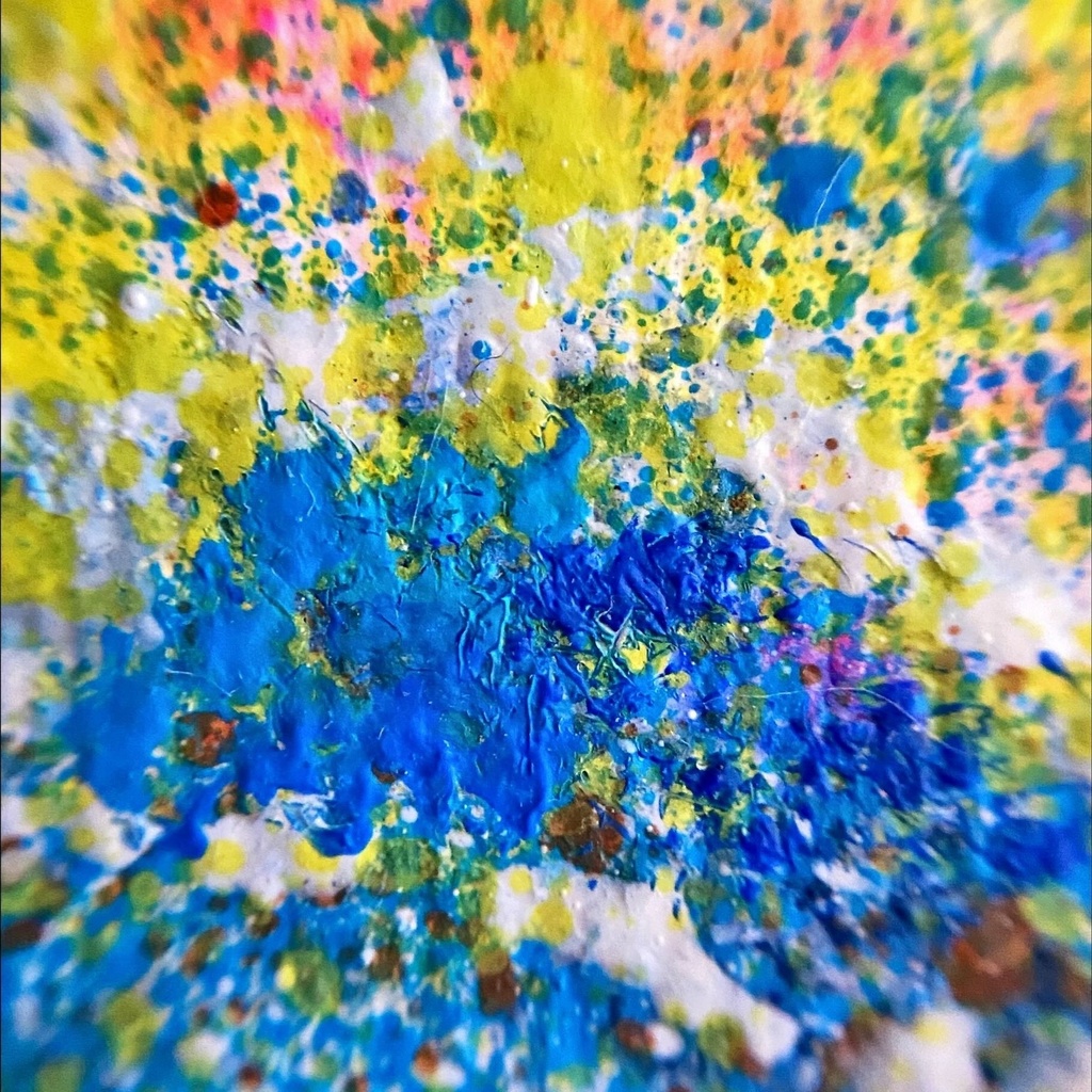 山につながる都会の道