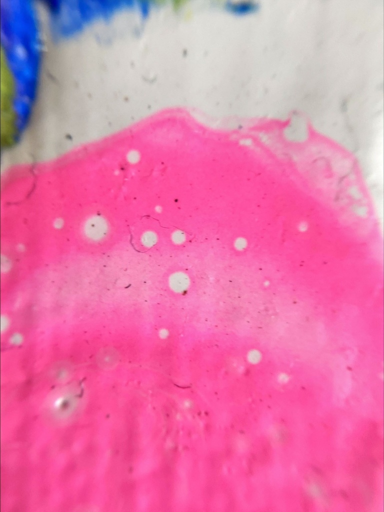 ピンク、ウルトラマリン、黄色の斑点