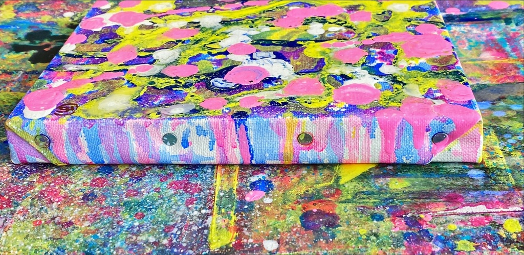 ピンク、ウルトラマリン、黄色の斑点