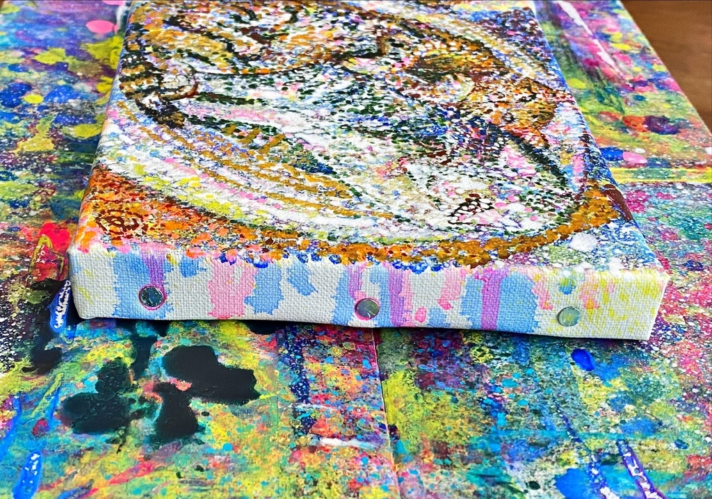 クッションで丸まる二匹の猫