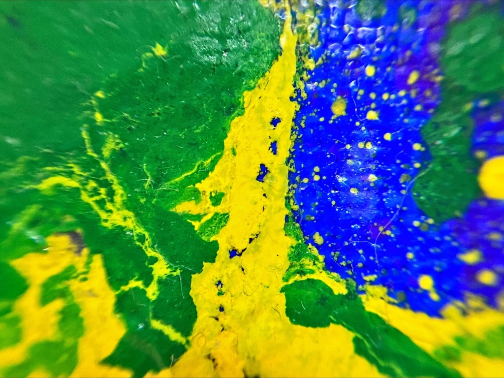 青地に緑と黄色