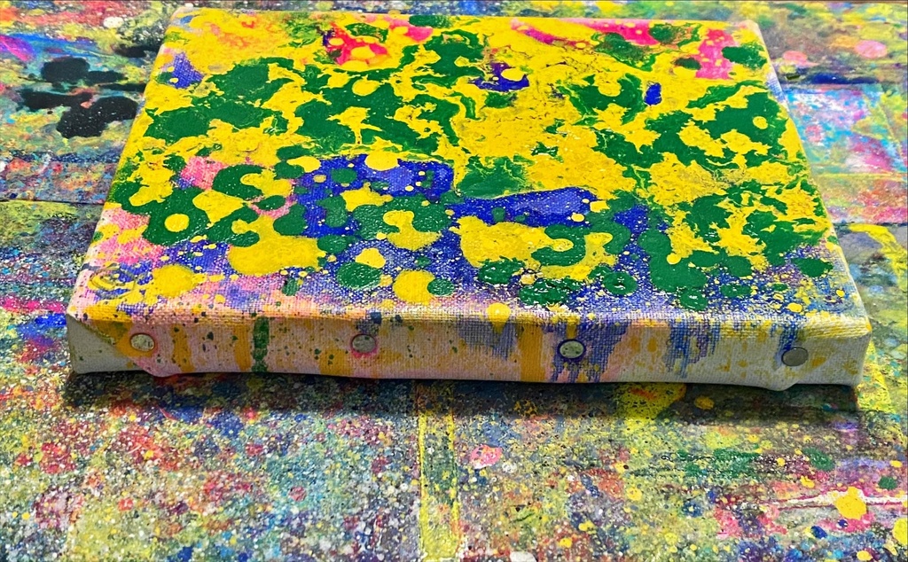 青地に緑と黄色