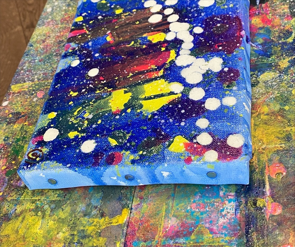 コバルトブルー地に白い点々の連なり