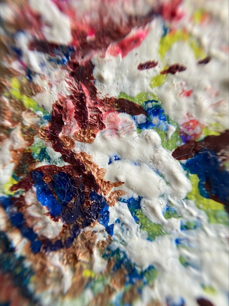 ソファの上でゴロンとする猫