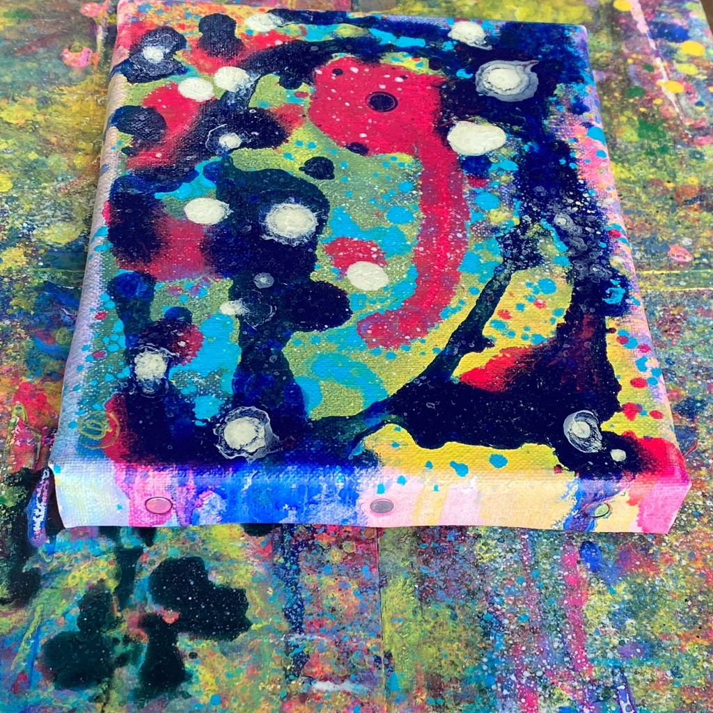 緩く弧を描くウルトラマリンとピンク