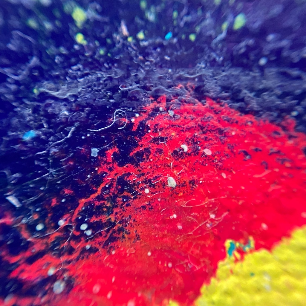 緩く弧を描くウルトラマリンとピンク