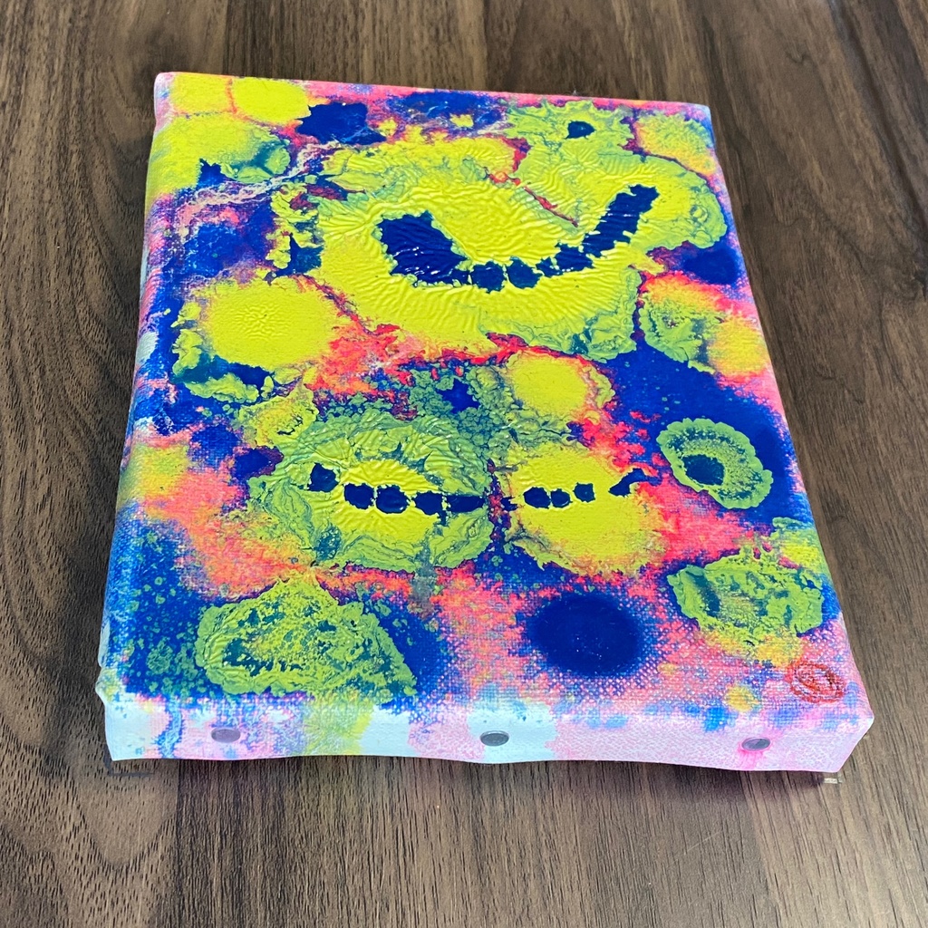 ピンク地に滲む黄色と紺色