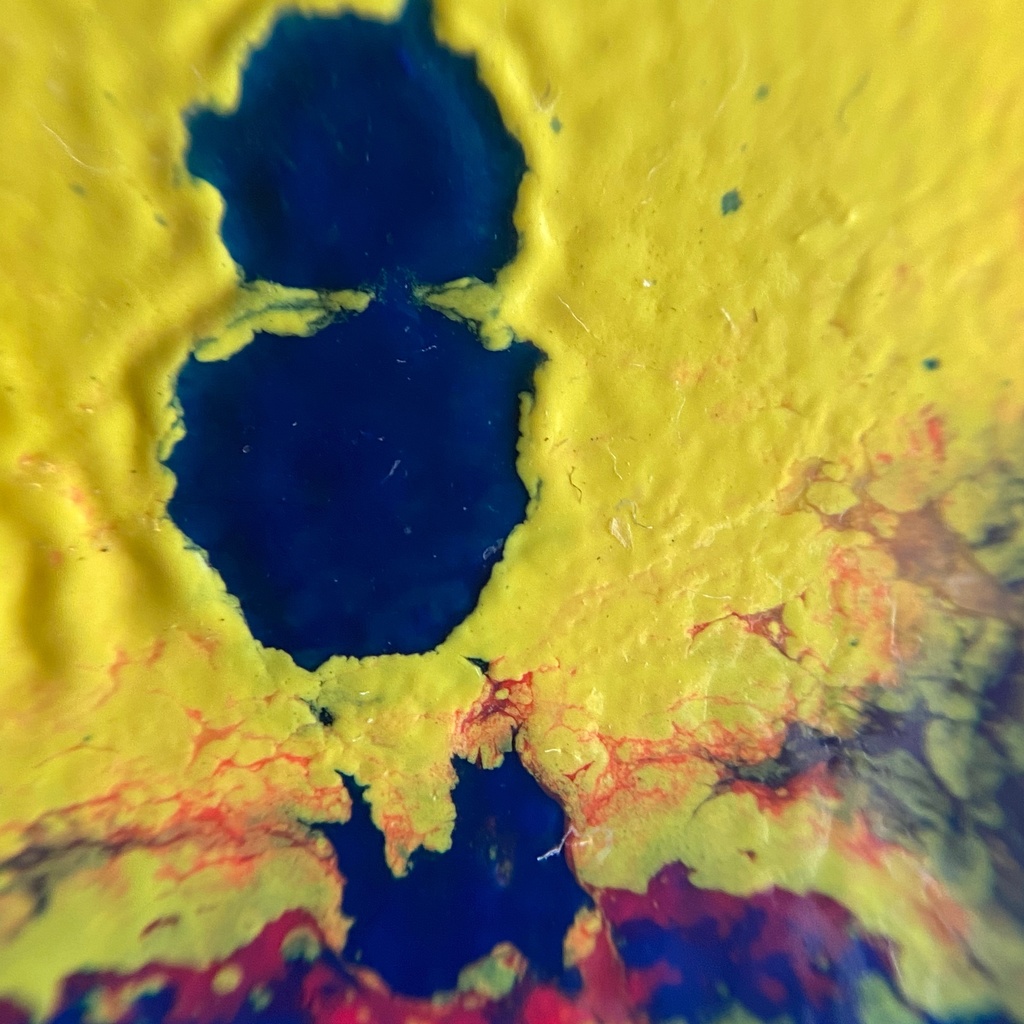 ピンク地に滲む黄色と紺色