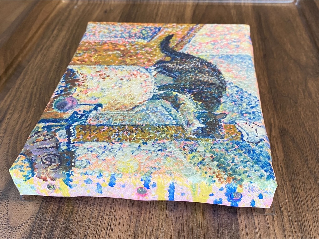 毛を逆立てる猫