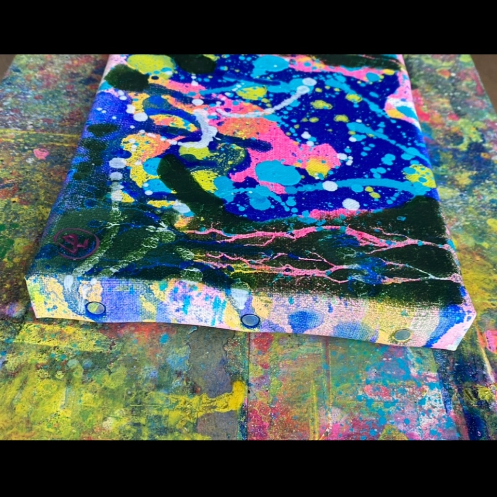 ピンクの稲妻のある抽象画