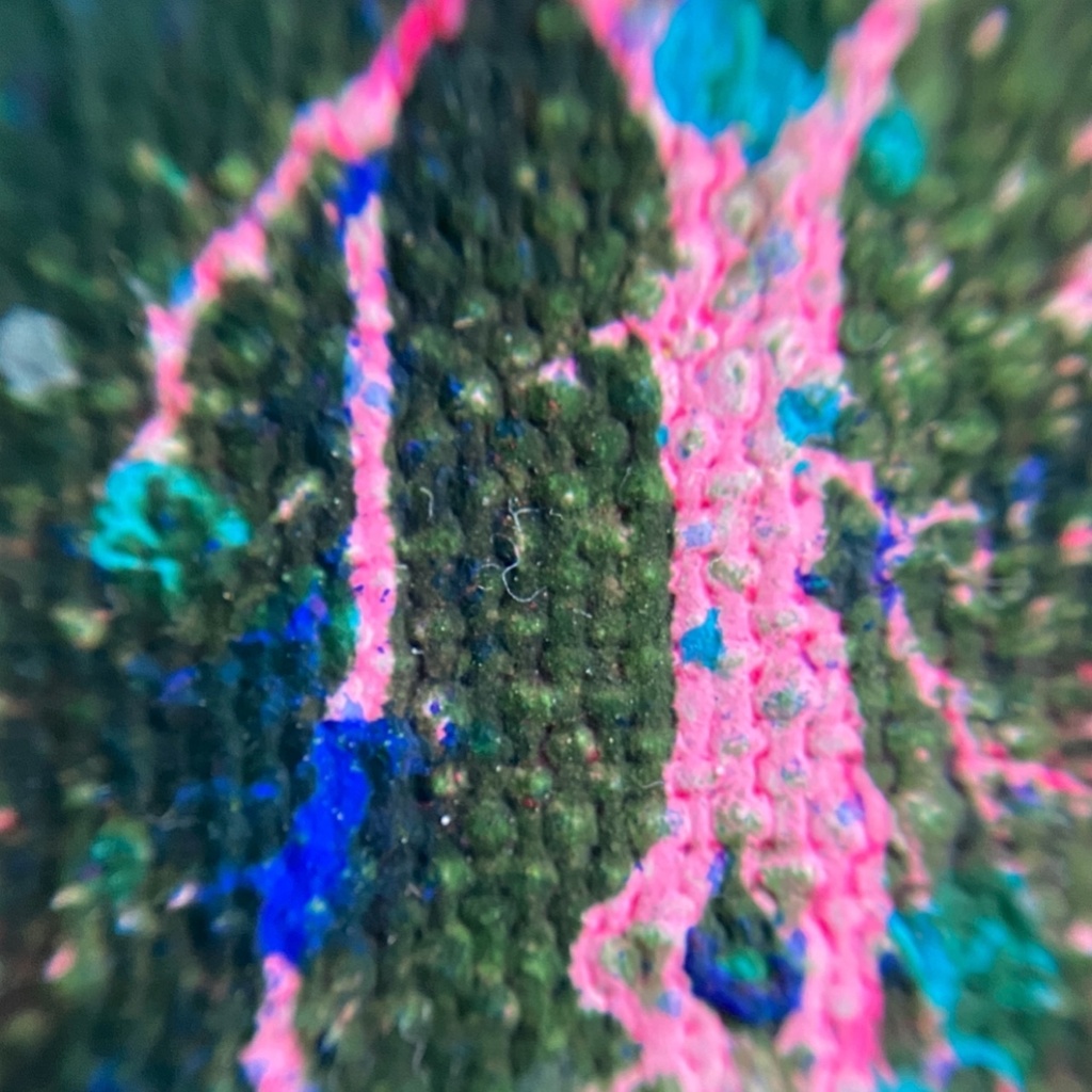 ピンクの稲妻のある抽象画