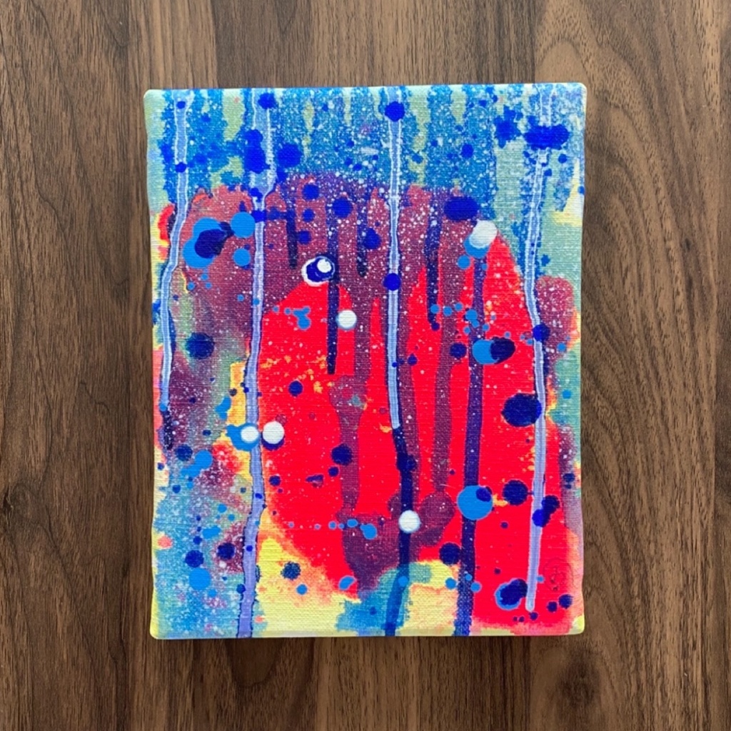 黄色、ピンクを背景に青と白が上から垂れる