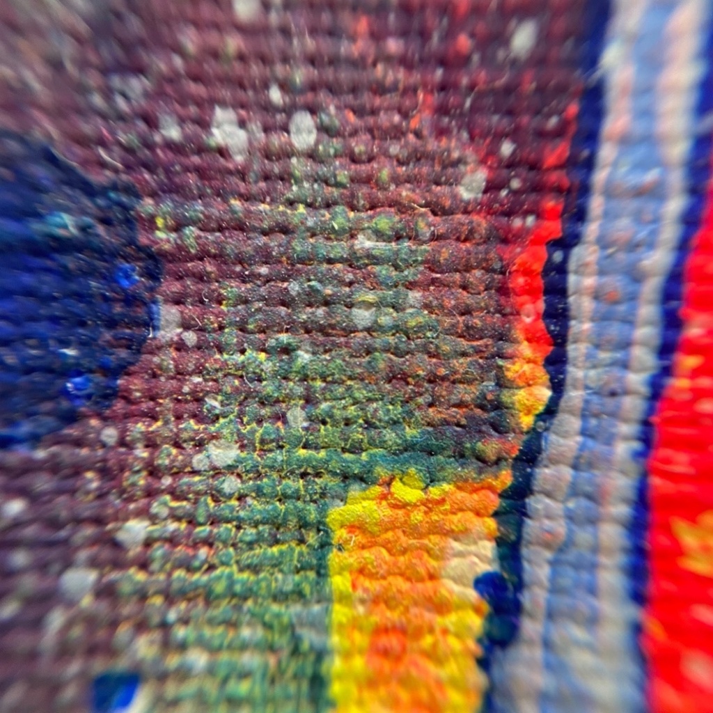 黄色、ピンクを背景に青と白が上から垂れる