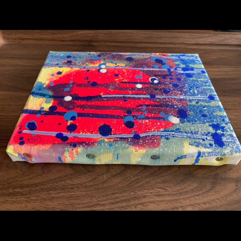 黄色、ピンクを背景に青と白が上から垂れる