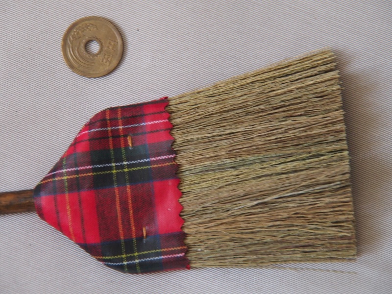 1/3サイズ 安っぽいホウキ・改(赤タータンチェック)