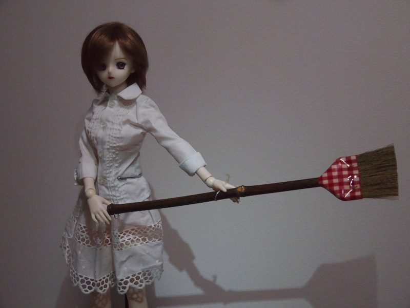 1/3サイズ 安っぽいホウキ・改(赤タータンチェック)