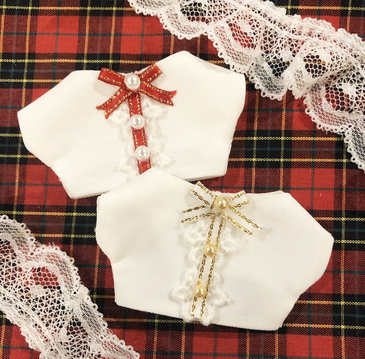 リボン付き白シャツ