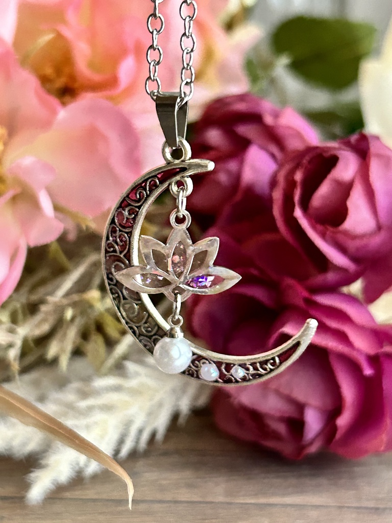 銀の月ペンダント