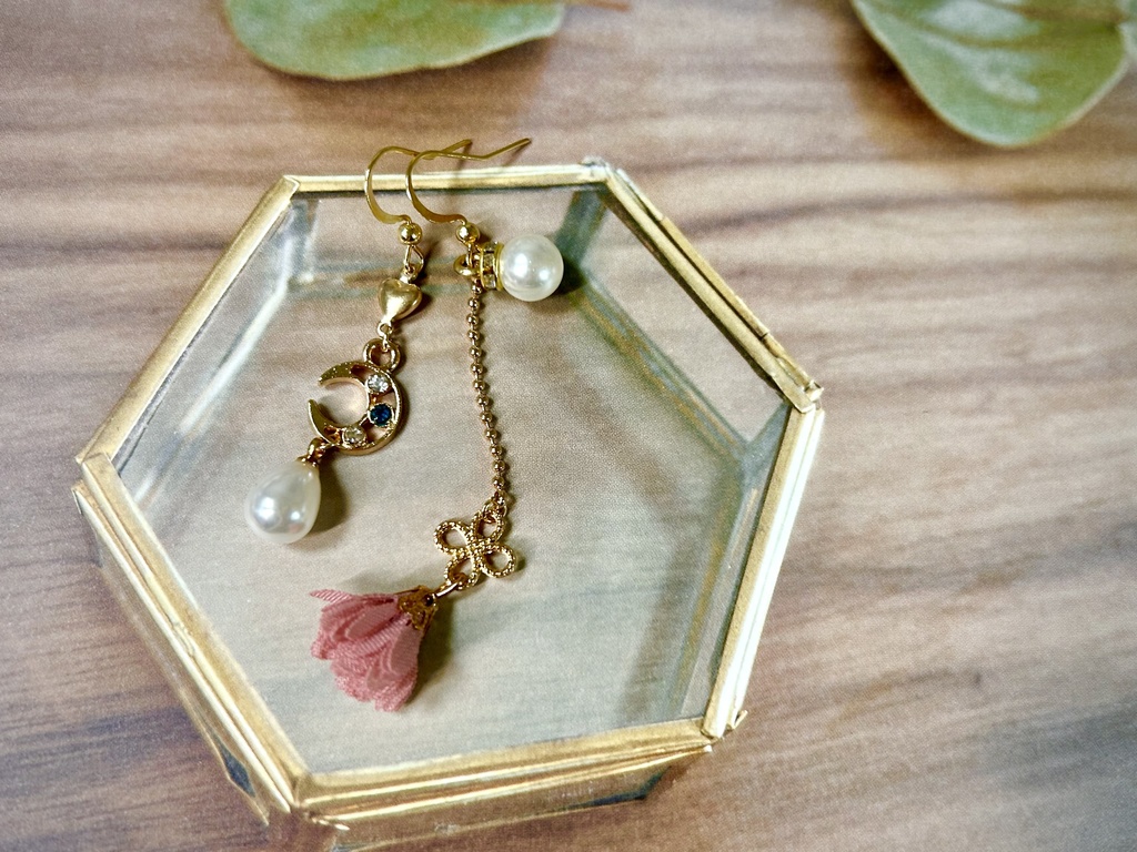 月のピアス・イヤリング