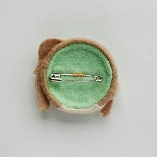 くるみボタンのフェルトバッジ 鰍 ※初期製作品