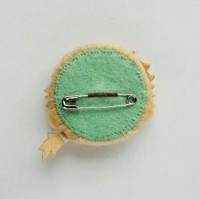 くるみボタンのフェルトバッジ 巣刈 ※初期製作品