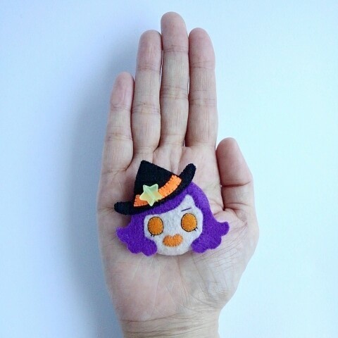 ハロウィン魔女っ娘 ブローチ【パープル】