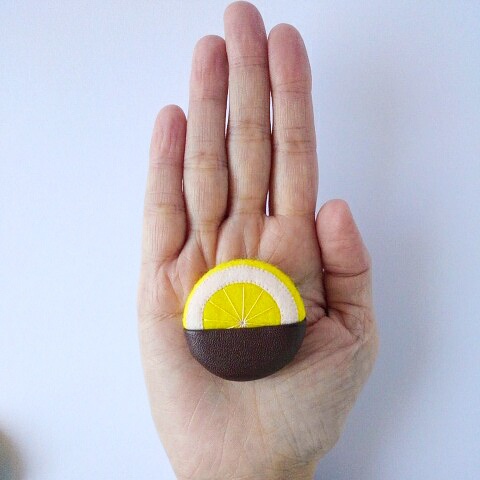 シトロネット・スイートチョコ ブローチ 39mm