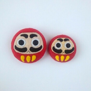 だるま ブローチ・紅(あか) 49mm