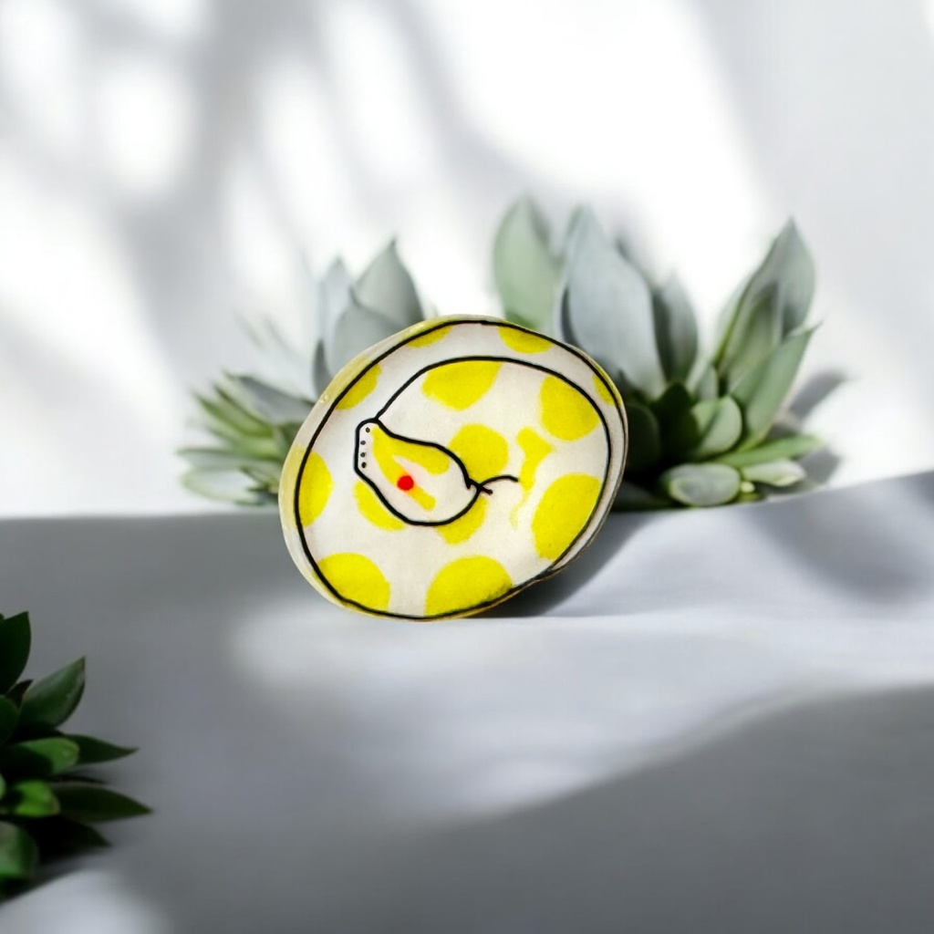 手描きボールパイソンイヤーアクセ/ピンバッジ(アルビノ)