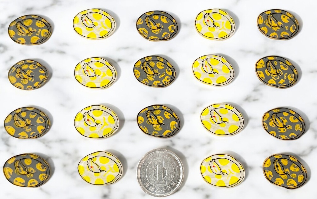 手描きボールパイソンイヤーアクセ/ピンバッジ(リューシ)