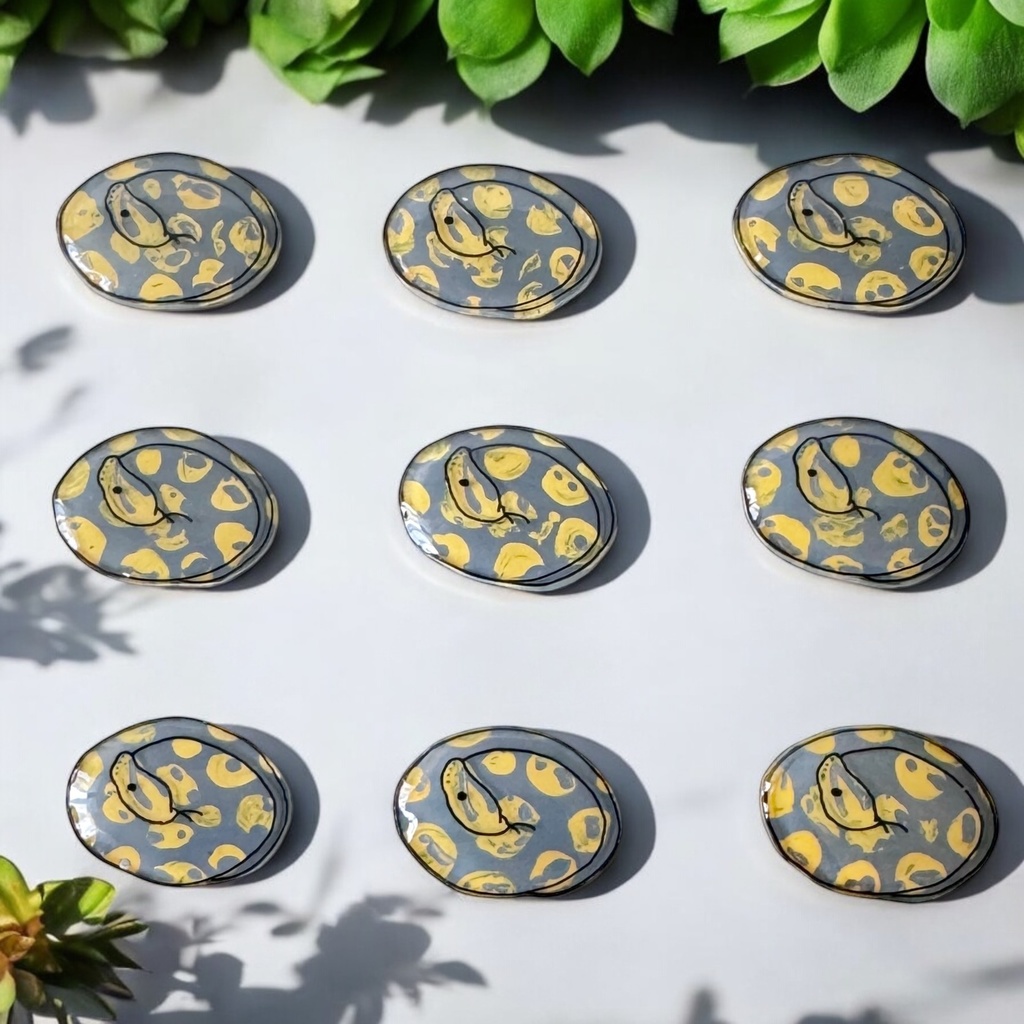 手描きボールパイソンイヤーアクセ/ピンバッジ(ゴースト)