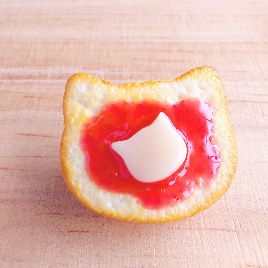 ねこトースト ブローチ【苺ジャム&バター】