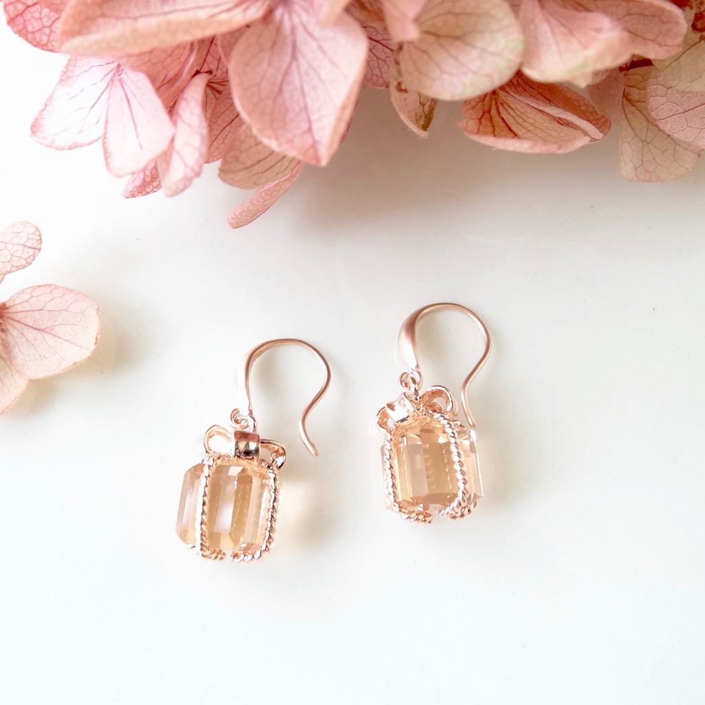 ピーチピンクのプレゼントBOXピアス