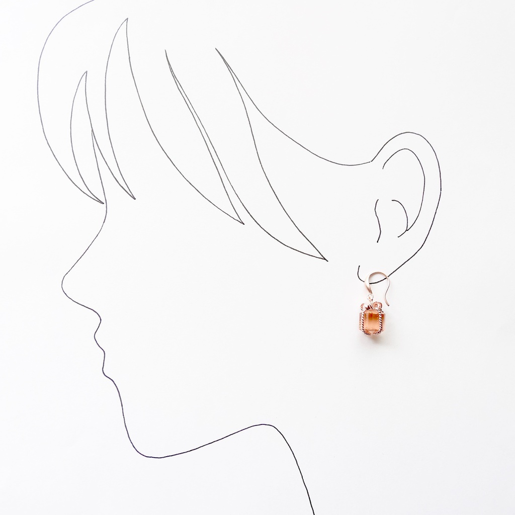 ピーチピンクのプレゼントBOXピアス