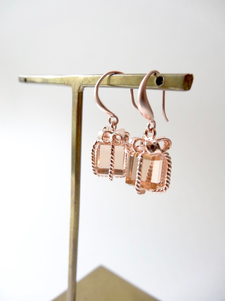 ピーチピンクのプレゼントBOXピアス