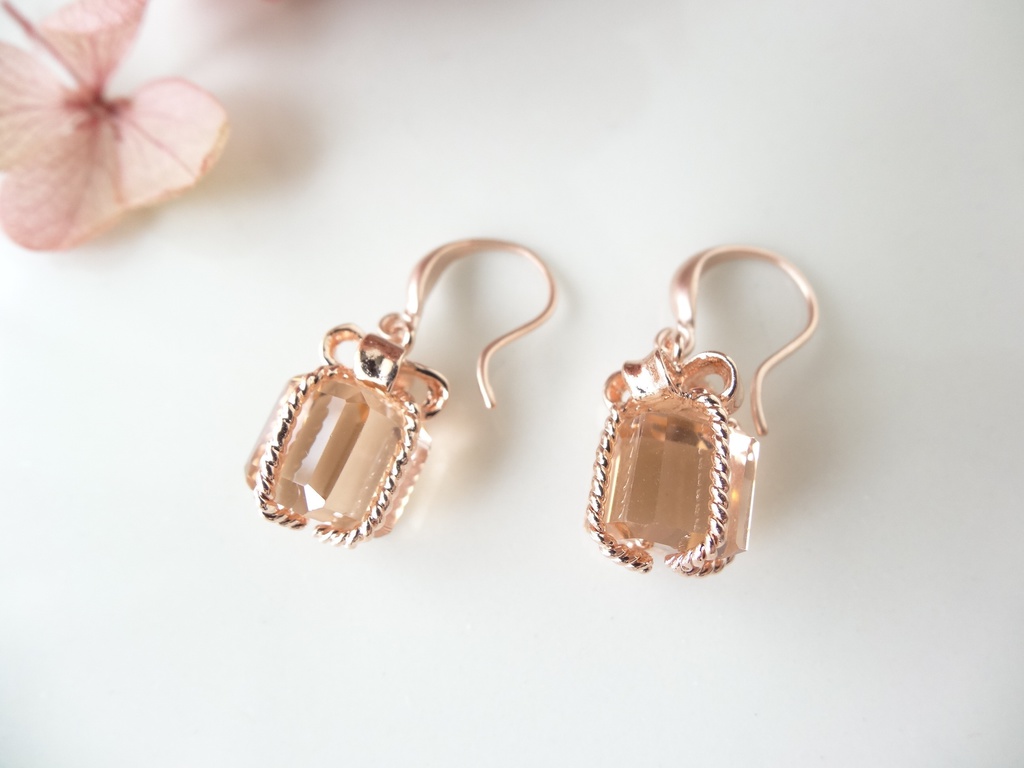 ピーチピンクのプレゼントBOXピアス